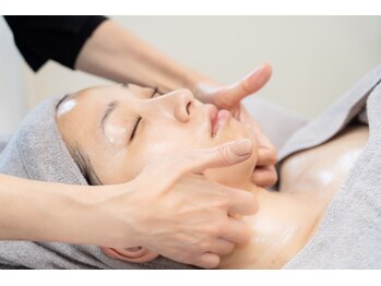 ピーロ ルレ(salon Piilo Rule)の写真/「最近なんとなく疲れて見えるかも?」首肩からゆるめて整える大人の小顔フェイシャル