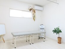 隣のベッドとの間はカーテンの仕切りがあります！