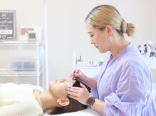 白を基調とした落ち着いた雰囲気でリラックスして施術致します