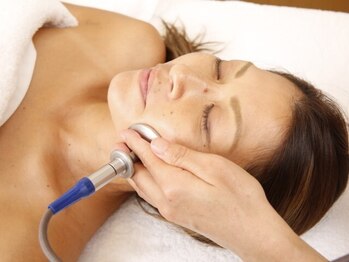 ビースタイル(BEE STYLE)の写真/デコルテ～頭皮まで徹底ケア!引き締め小顔インディバフェイシャル40分～/¥5800～自分史上最高の印象に♪