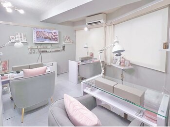 ミリシュ(milis)/白を基調とした清潔感のある店内