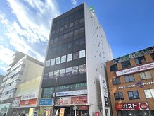 ネイルサロンルーミー(ROOMY)の雰囲気（ハンド席は3席。ガストさんと日高屋さんの間のカサハラビル8階）