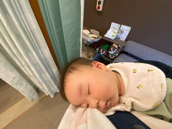 子育てママの整体サロン/施術中のお子様の様子