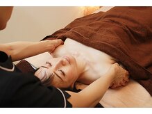 ナヒア(Nahia)の雰囲気（デコルテケアは腋窩リンパを流して首肩、頭の付け根もほぐします）