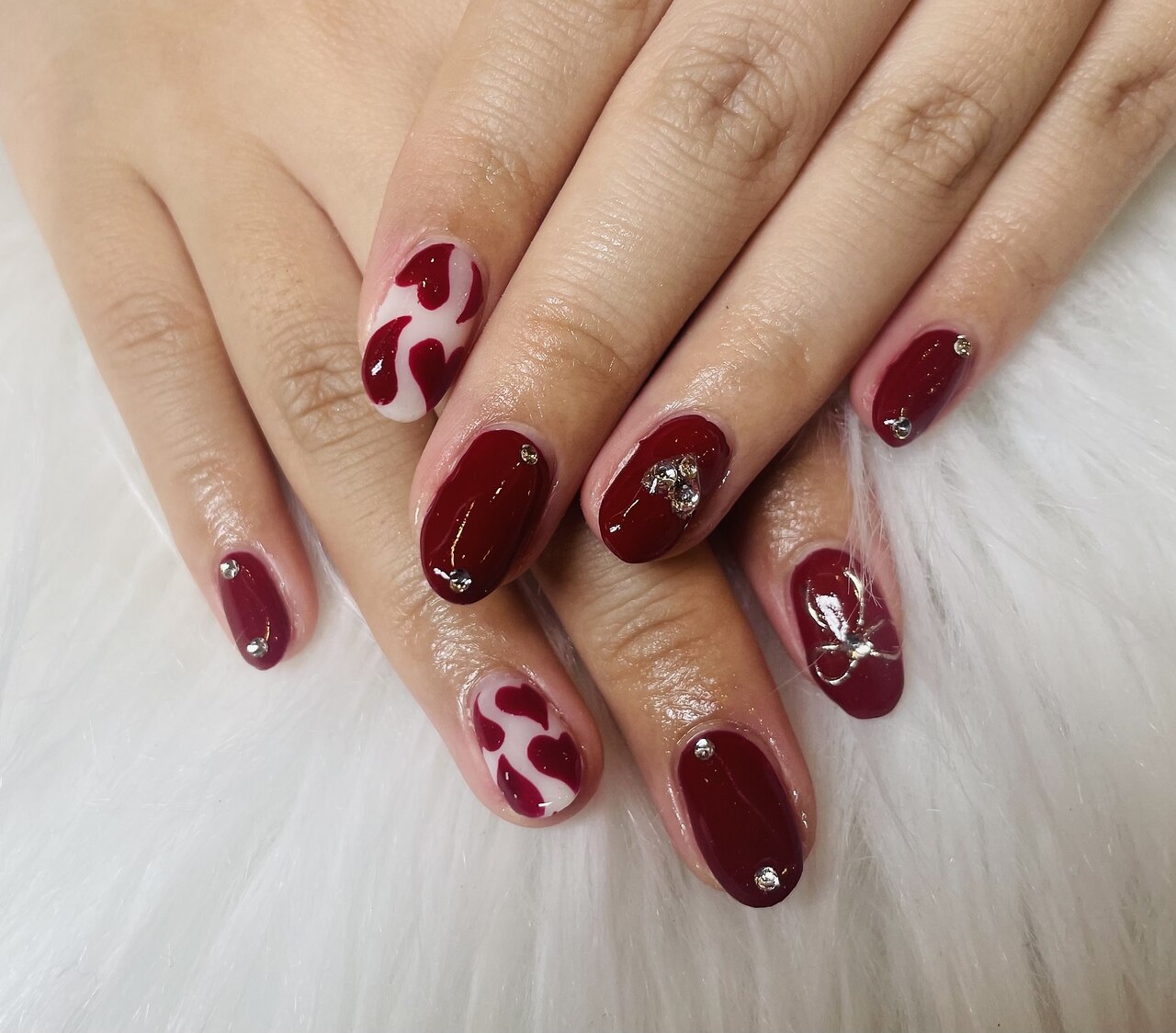 2025年-2026年冬トレンド】ボルドー ハートのネイルデザイン集｜人気順