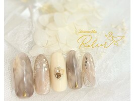 上品に溶けこむニュアンスネイル