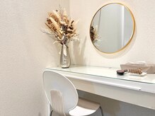 フィオーレ 佐賀巨勢店(Feaure)/それぞれの個室にドレッサー有り