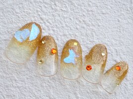 ニュアンスゴールドの宝石ネイル