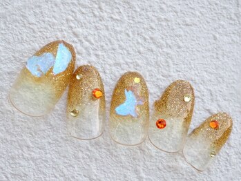 ニュアンスゴールドの宝石ネイル