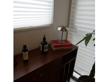 マル(maru)の雰囲気(サロンの一角)