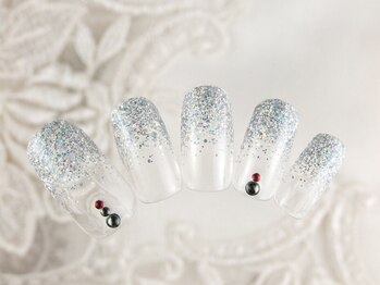 クイーンズハート(Queen's Heart)の写真/【派手なネイルができない方にも♪】オフィスでも浮かない洗練されたネイルで、指先を華やかに彩ります◎