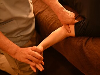 京都駅整体ラボ 菅原総合整体 ホテルグランヴィア京都店/肘の確認 施術