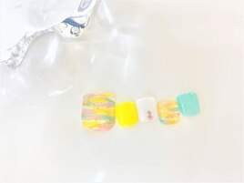 大人可愛いカラフルフットネイル