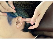 整体ルーム な～るの雰囲気（セラピスト小笠原が耳つぼジュエリー担当です◎ドライヘッド付き）
