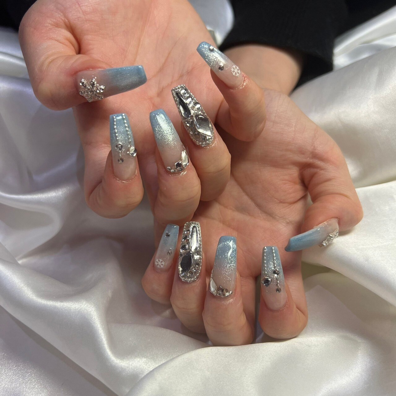 2025年-2026年冬トレンド】ブルー クリスマスのネイルデザイン集｜人気