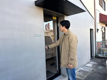 ホワイトタイム(white time)/1F入口【男性顧客入口】建物右側