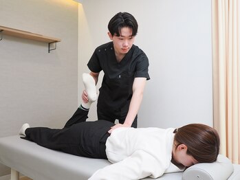 西宮にこ整骨院 整体院/腰痛のお悩みは骨盤矯正で解消◎