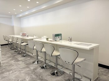 スウィートラッシュ 川口店(Sweet Lash)/白基調のカウンセリングスペース