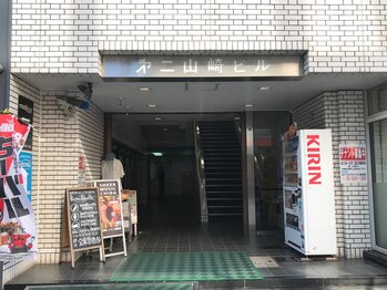 グイット モダン 千葉店(Goo-it! MODERN)/10)焼肉店の左側に入口あり
