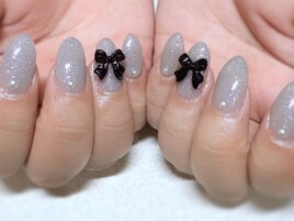 シックなカラーのリボンネイル