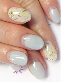 流行のグレーも涼しげに