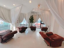 アイラッシュマルヴァ(Eye Lash Malva)/白のレースカーテンでの仕切り