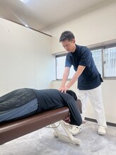 初めにしっかりと筋肉を揉みほぐし緩めていきます。