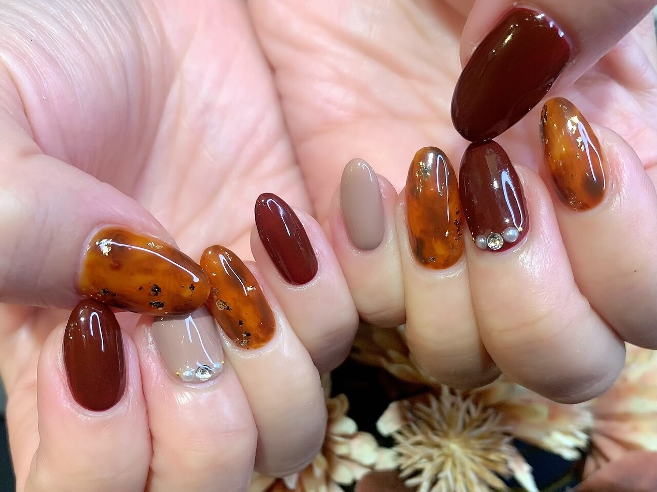 2025年-2026年冬トレンド】べっ甲 ボルドーのネイルデザイン集｜人気順