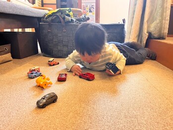 子育てママの整体サロン/ママ施術中のお子様の様子