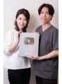 プラスフィール 神戸三宮店 YOUTUBE登録者10万人記念の銀の盾と一緒に先生と記念写真♪