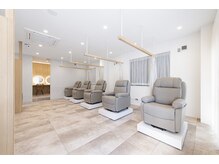 Q.施術の椅子はどんなタイプですか?【立川/パラジェル/パリジェンヌ/まつげパーマ/眉毛/フットネイル】