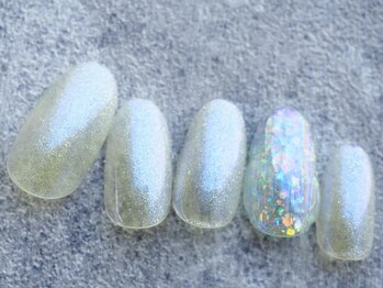 パールホワイトスノーラメネイル