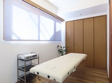 施術スペース：太陽光が入る明るいスペースです。