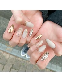 白×ゴールド　ニュアンスネイル