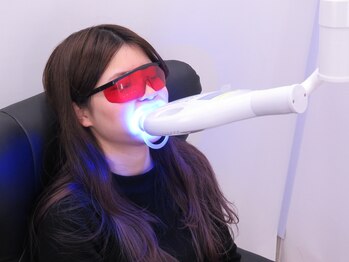 ホワイトニングバー 金沢フォーラス店/LEDライトでホワイトニング♪