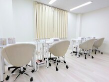 白を基調としたスタイリッシュな店内♪ゆったり落ち着いた空間でリラックスしながら施術を受けられます。