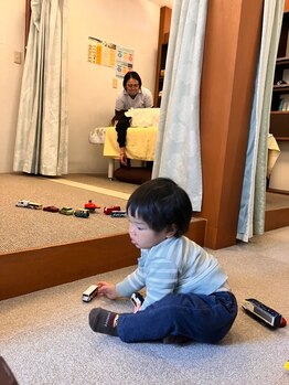 子育てママの整体サロン/ママ施術中のお子様の様子