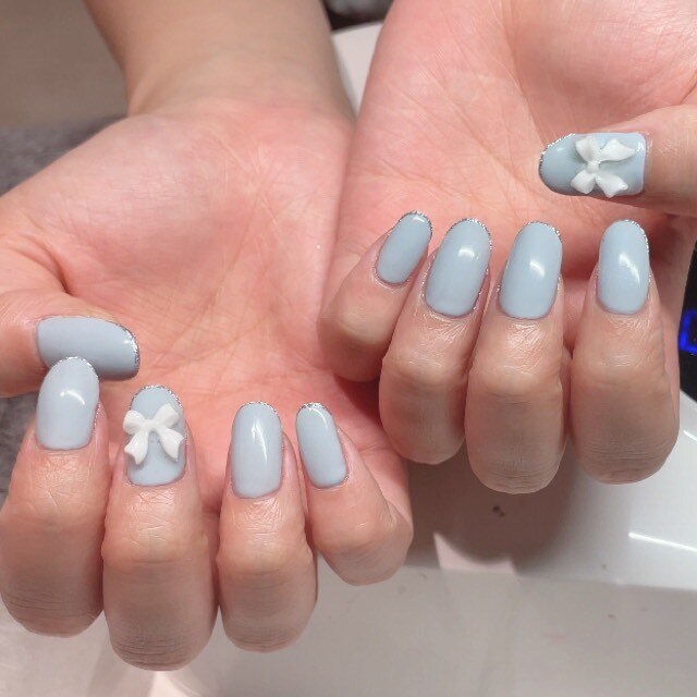 2025年-2026年冬トレンド】ブルー リボン ハンドのネイルデザイン集