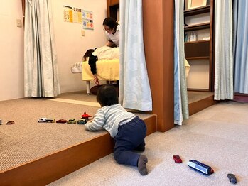 子育てママの整体サロン/ママ施術中のお子様の様子