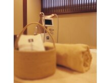 ツリー(tree)の雰囲気（施術は木調の落ち着いた雰囲気のお部屋で受けていただきます。）