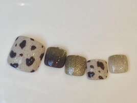 牛柄ゴールドフットネイル