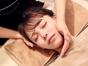 Mythica 横浜(ミシカ)ハーブピーリング/ドライヘッドスパ/小顔矯正の写真/【独自メソッド×小顔矯正】エステ×整体の融合技術でフェイスラインのたるみやむくみを徹底改善★