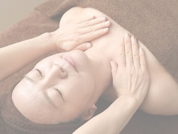 アイリーボーテ 東大阪(アイリーBEAUTE)の写真/頭/肩甲骨/首/デコルテ/顔全体のオールハンドマッサージ！リンパを流し、重い首肩をスッキリさせましょう★