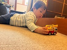 子育てママの整体サロン/ママ施術中のお子様の様子