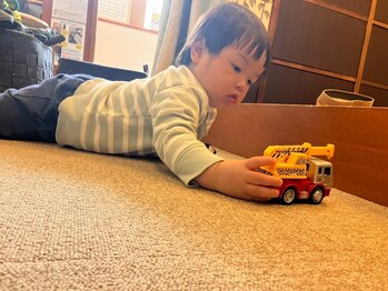 子育てママの整体サロン/ママ施術中のお子様の様子