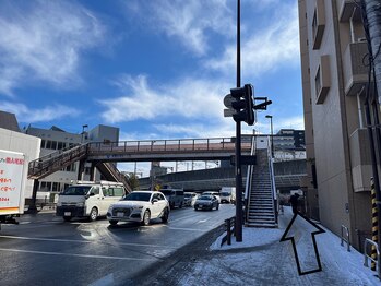プラータ(PLATA)/歩道橋の下まで直進します
