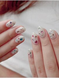 ちゅるんと可愛いビジューネイル