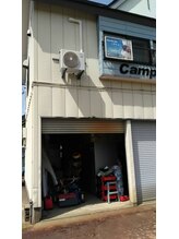 カケル/下は農機具小屋です。