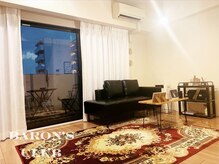 バロンズクラブ(Baron's Club)の雰囲気（アットホームな空間。外にはテラス席も完備/メンズアイブロウ）