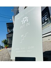ピットイン(PiT IN)/店舗前サイン